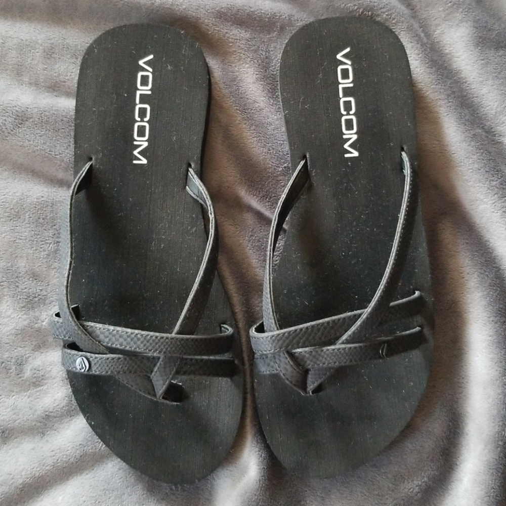 Volcom crossed strap flip flop.
